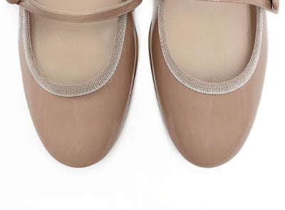 Ballerines rose poudré en vernis avec sangle et talon