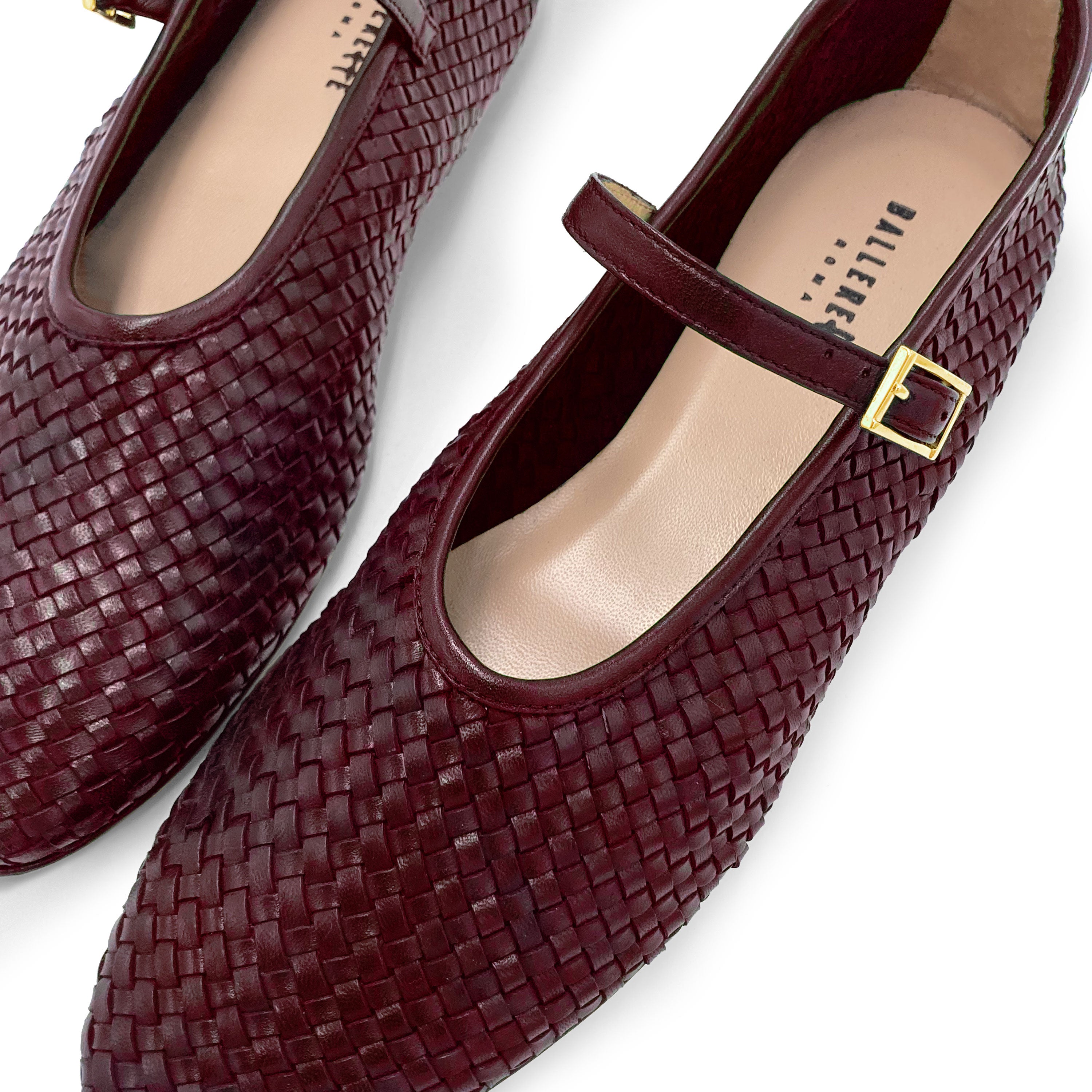 Ballerine bordeaux accollate in pelle intrecciata a mano e cinturino