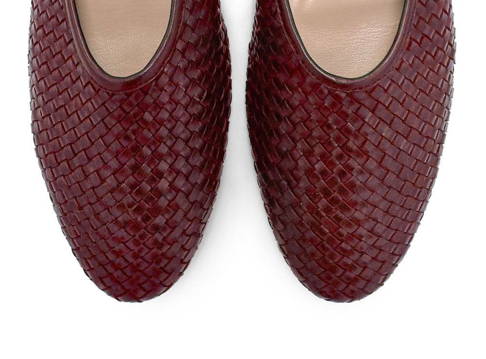 Ballerine bordeaux accollate in pelle intrecciata a mano e cinturino