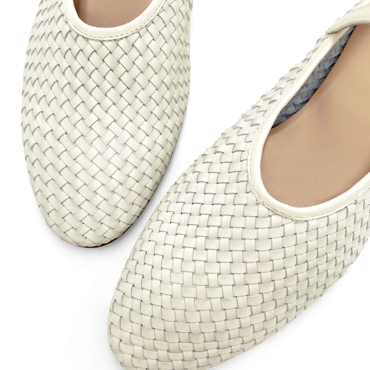 Ballerine bianche accollate in pelle intrecciata a mano e cinturino