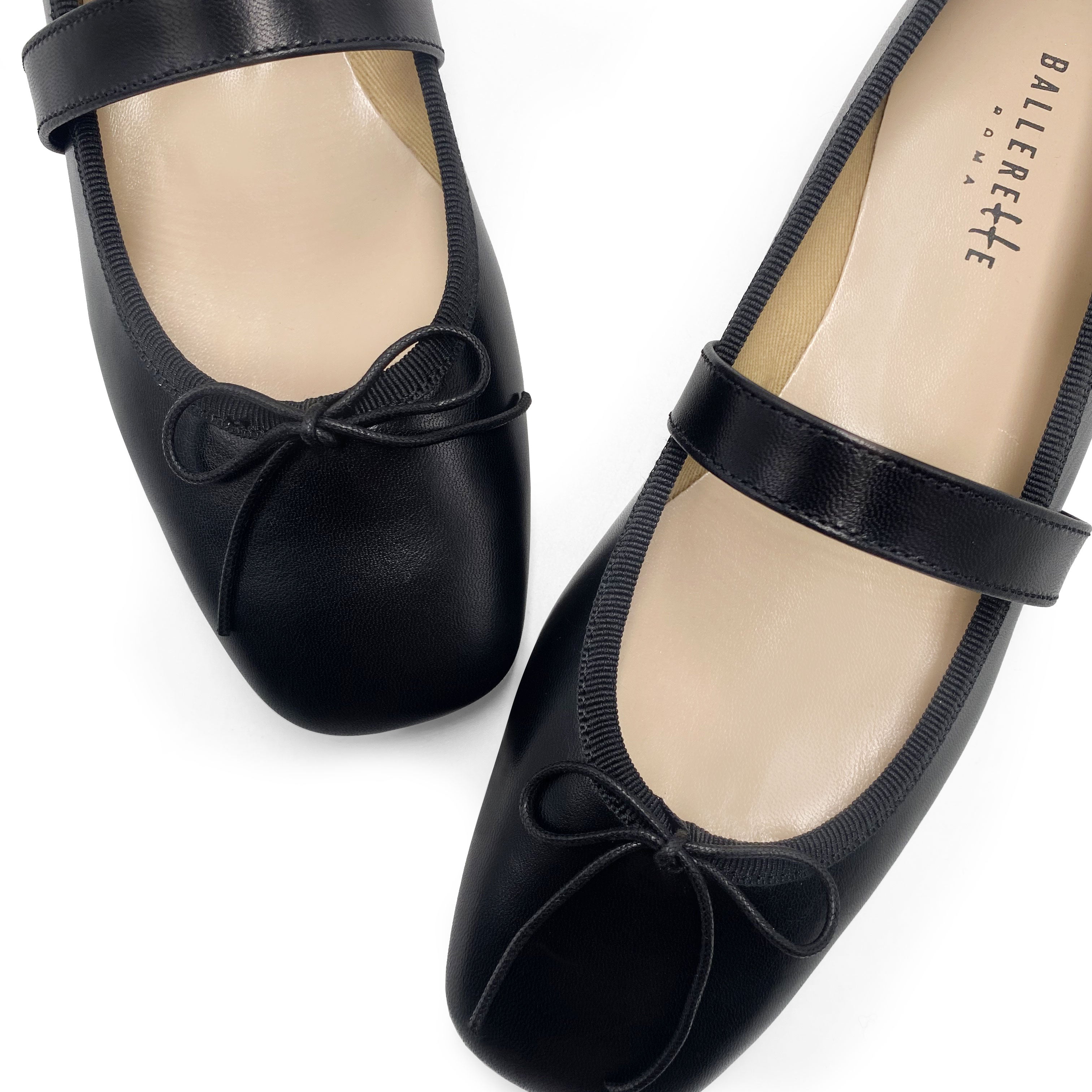 Schwarze Lederballerinas mit quadratischer Spitze und Riemen