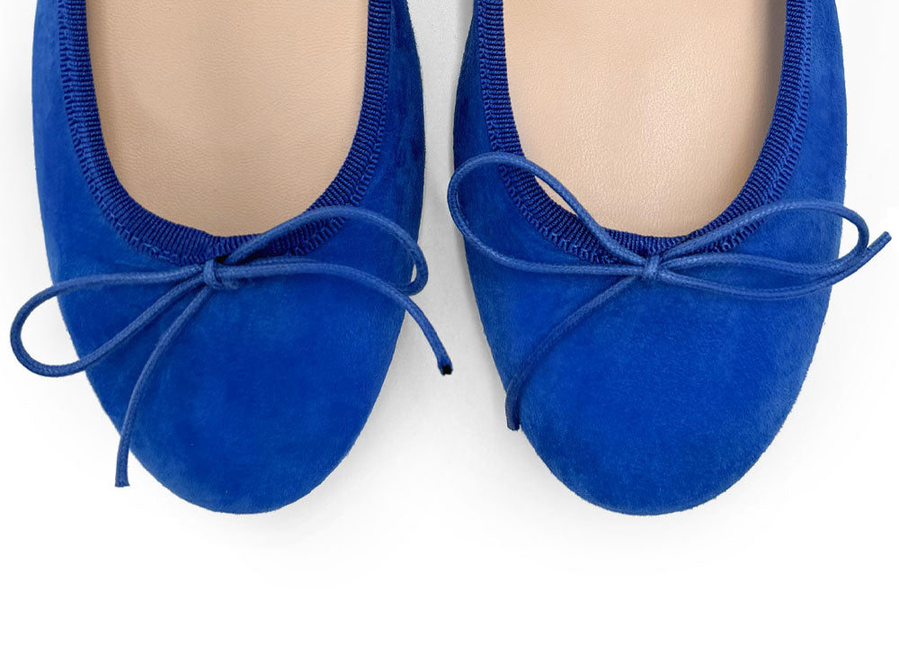 Ballerine con tacco blu elettrico in camoscio
