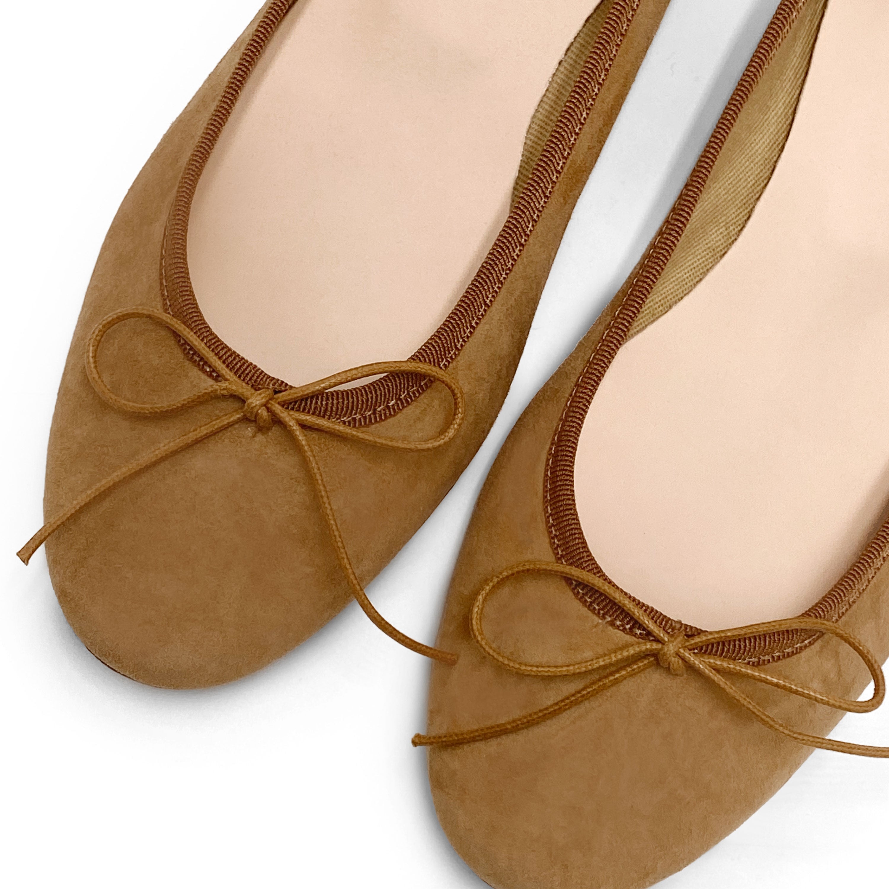 Hellbraune Wildlederballerinas mit Absatz