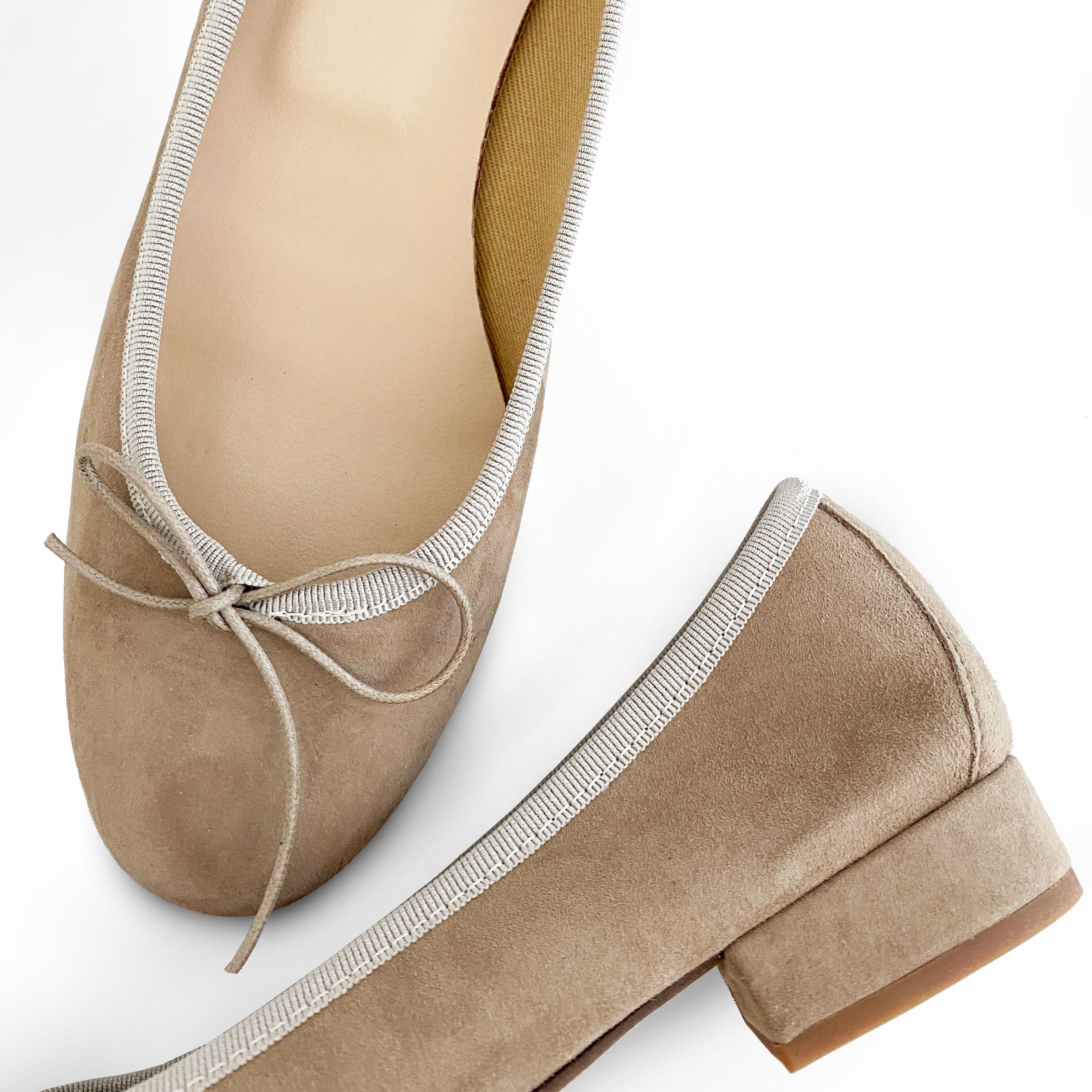 Taubenbeige Wildlederballerinas mit Absatz
