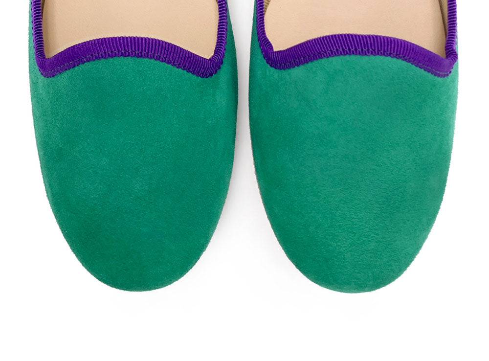 Damen-Loafers aus smaragdgrünem Wildleder mit violetten Details