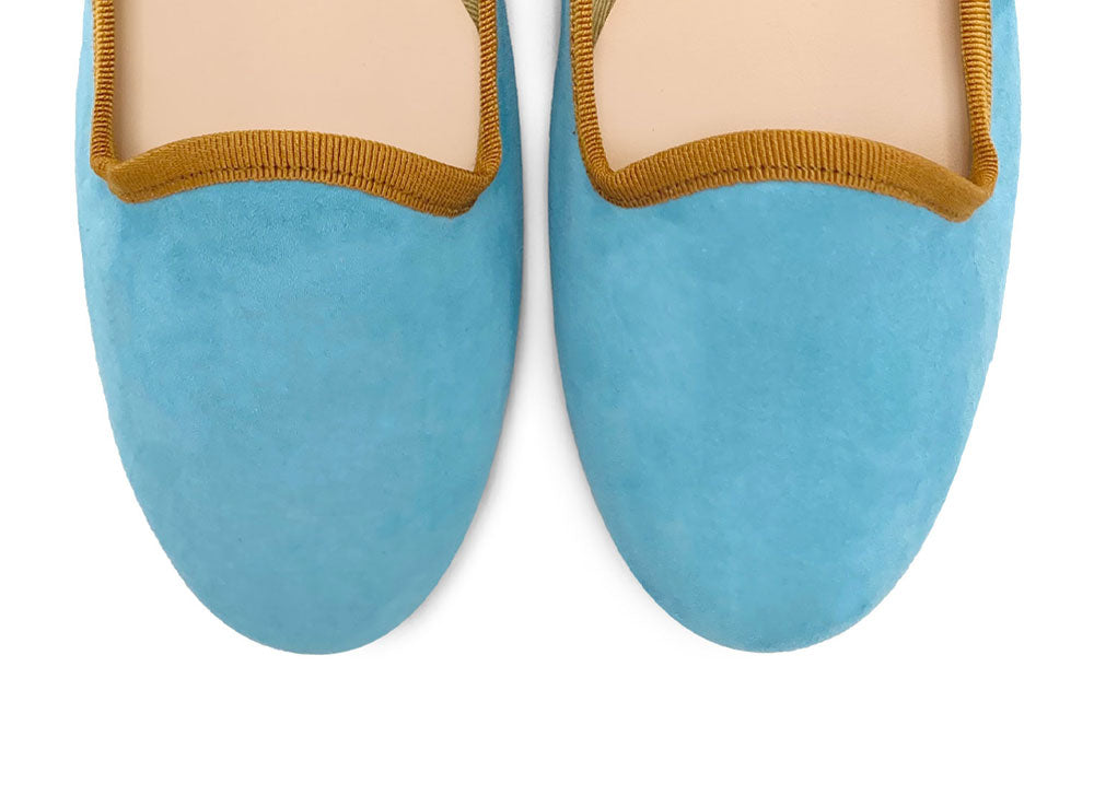 Damen-Loafers aus hellblauem Wildleder mit ockergelben Details