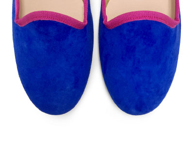 Slippers pour femmes en daim bleu bleuet et détails fuchsia
