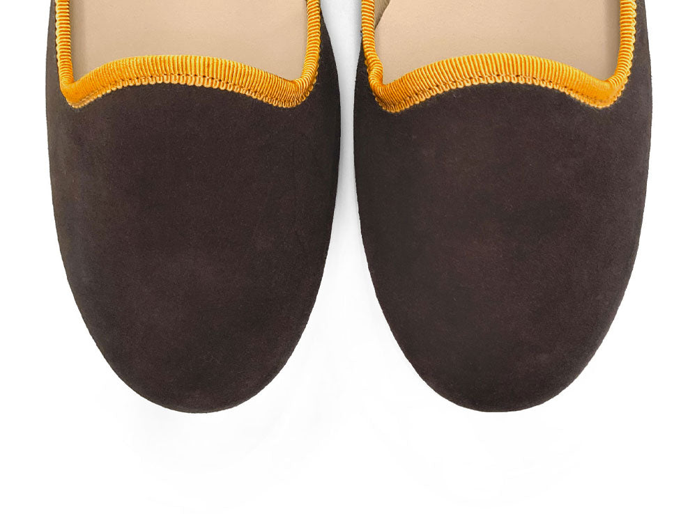 Damen-Loafers aus dunkelbraunem Wildleder mit ockerfarbenen Details