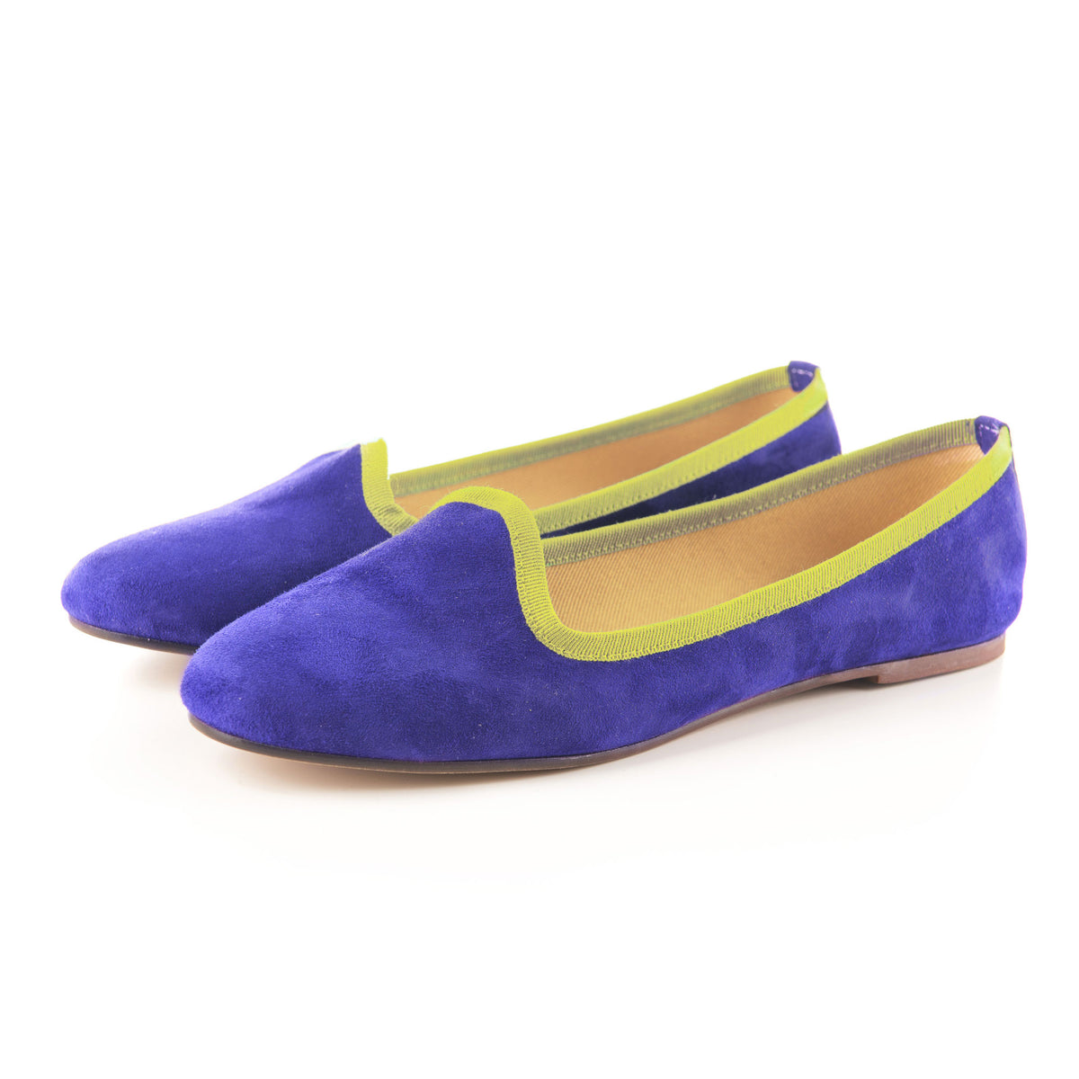 Mocasines tipo zapatillas en ante morado con grosgrain verde