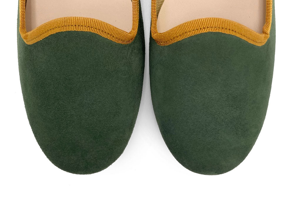 Damen-Loafers aus waldgrünem Wildleder und bernsteinfarbenen Details