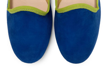 Chaussons pour femmes en daim bleu et détails verts
