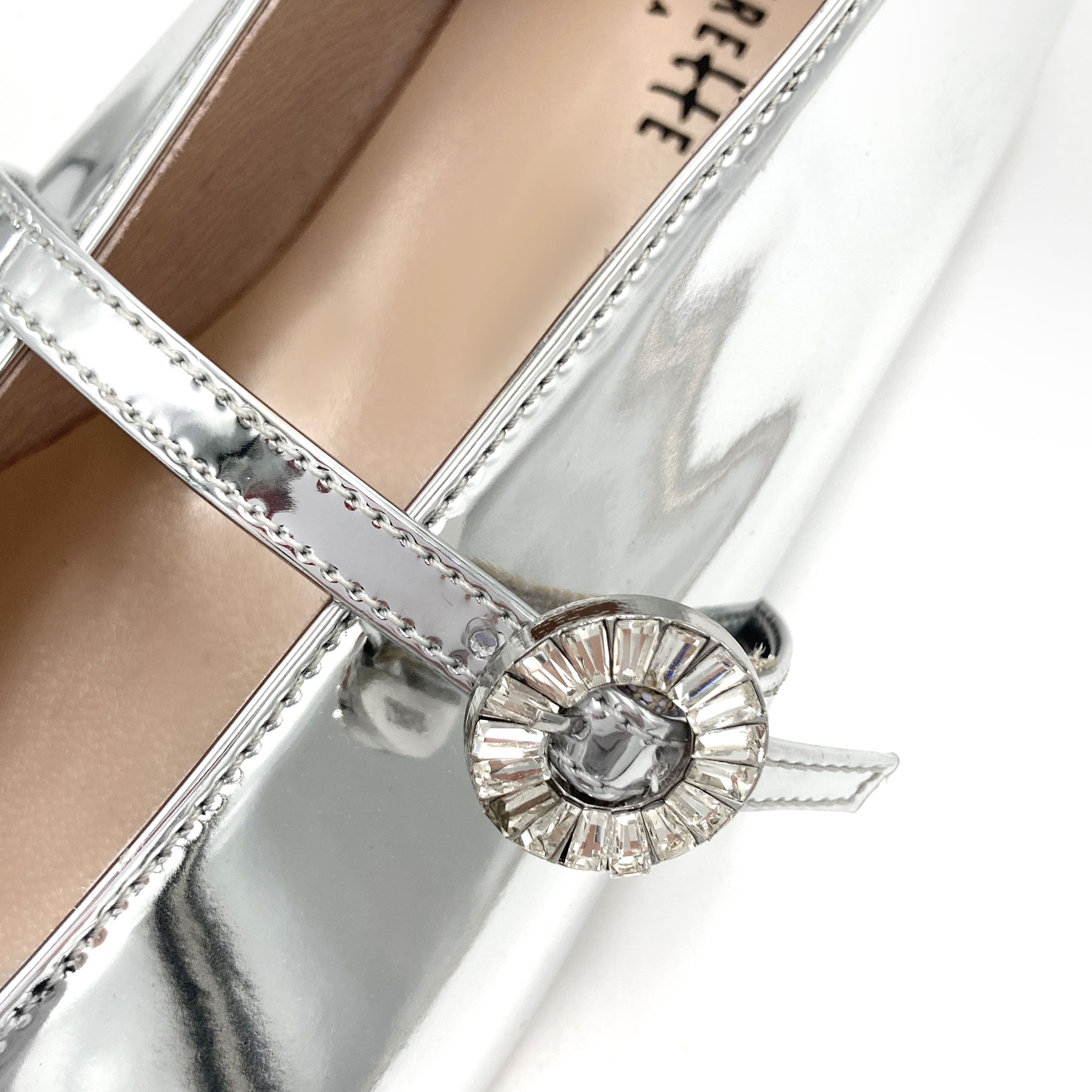 Spiegelnde Silberne Ballerinas mit V-Ausschnitt und Juwelenschleife