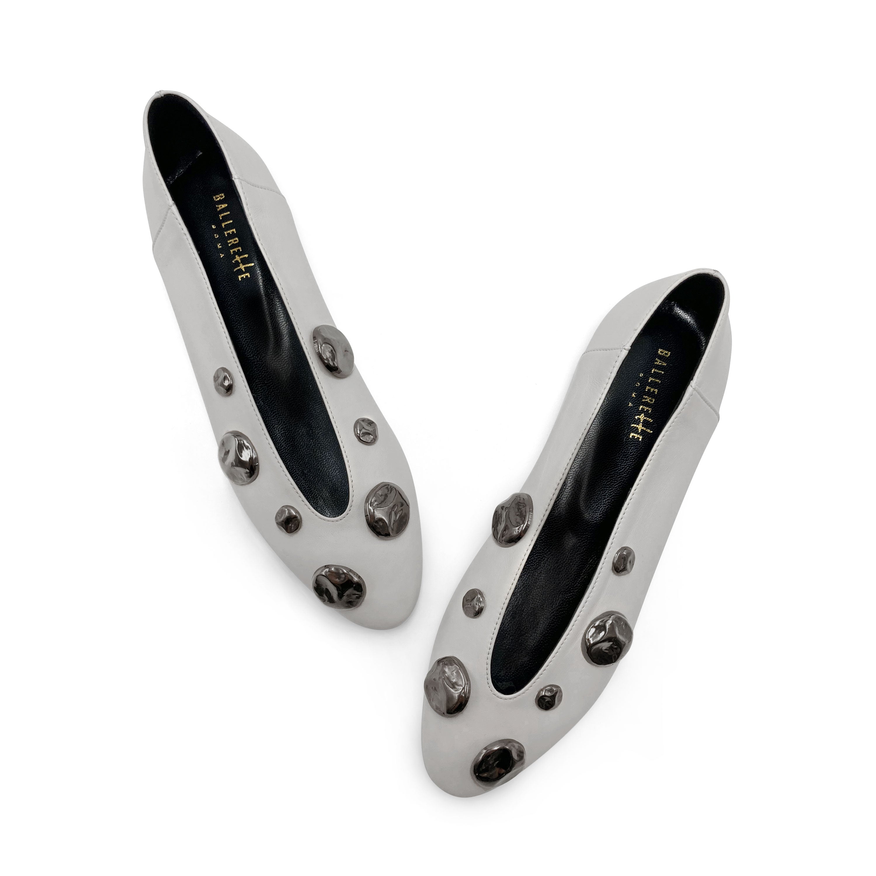 Ballerine grigie perla in pelle con scollo a V e borchie ferro