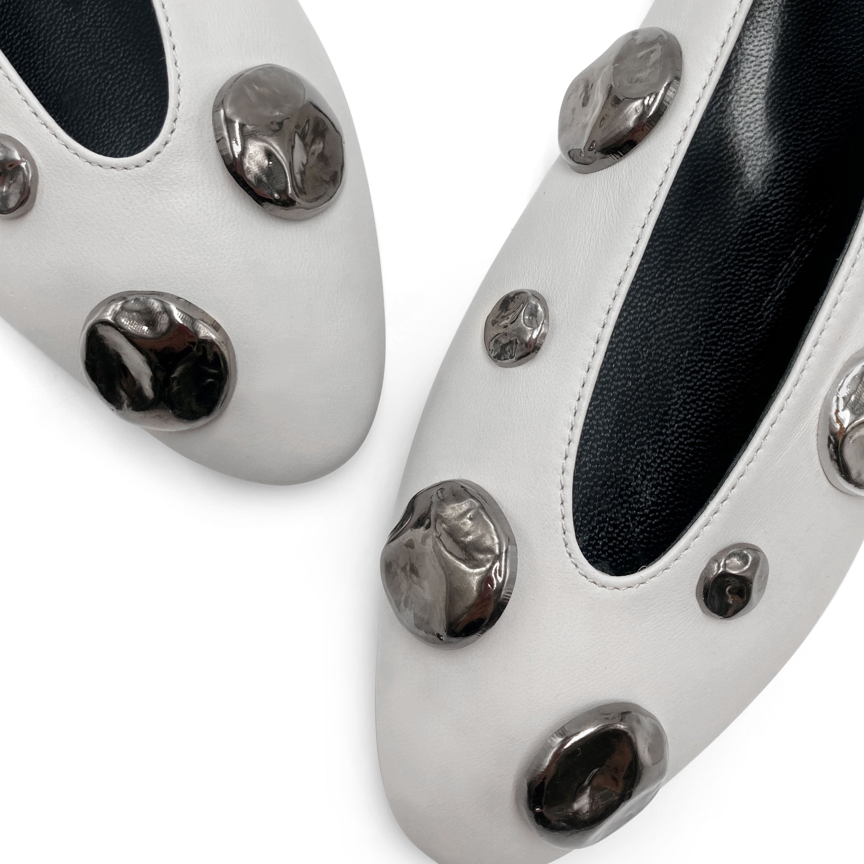 Ballerines en cuir gris perle avec décolleté en V et clous couleur fer