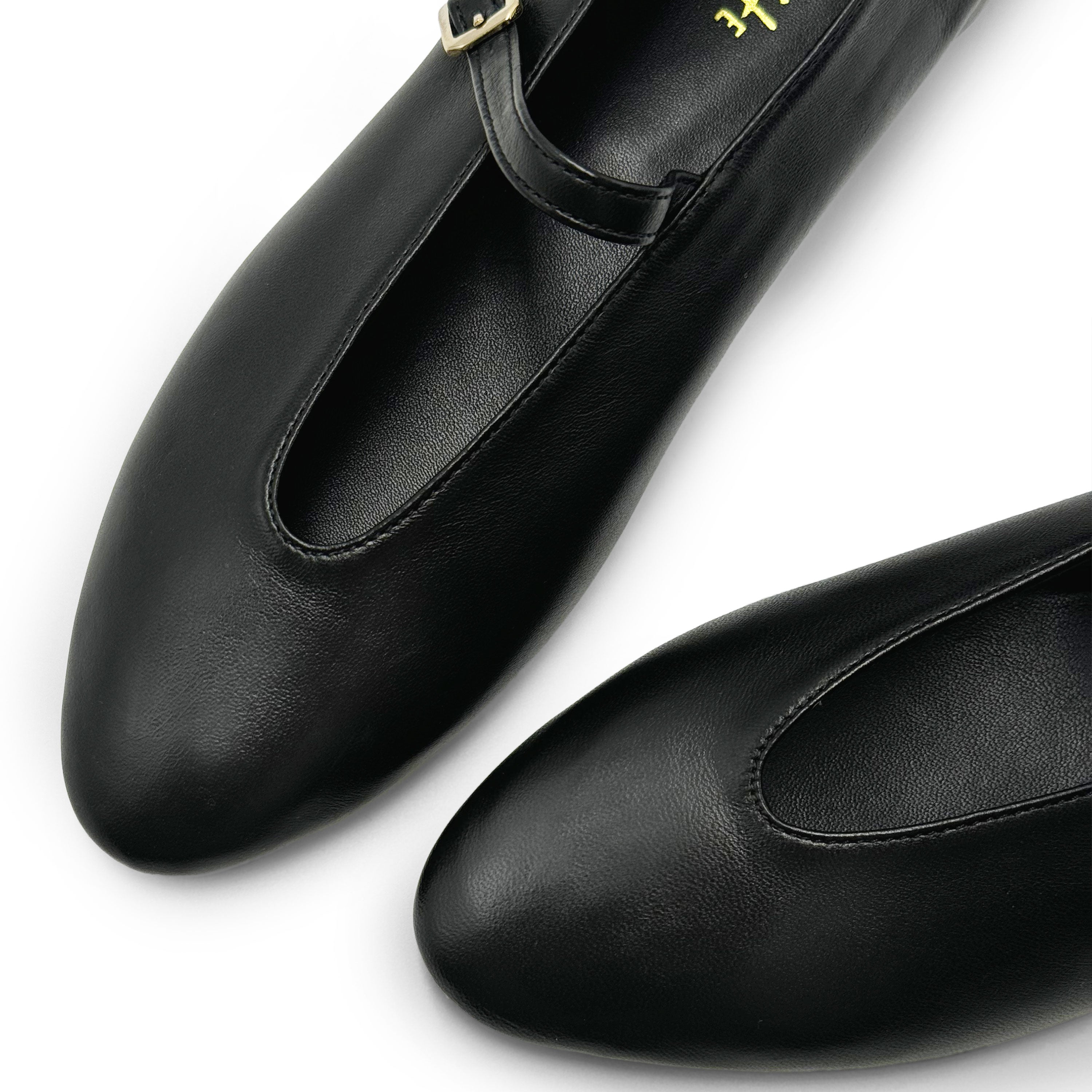 Schwarze Ballerinas aus Leder mit V-Ausschnitt und Riemchen