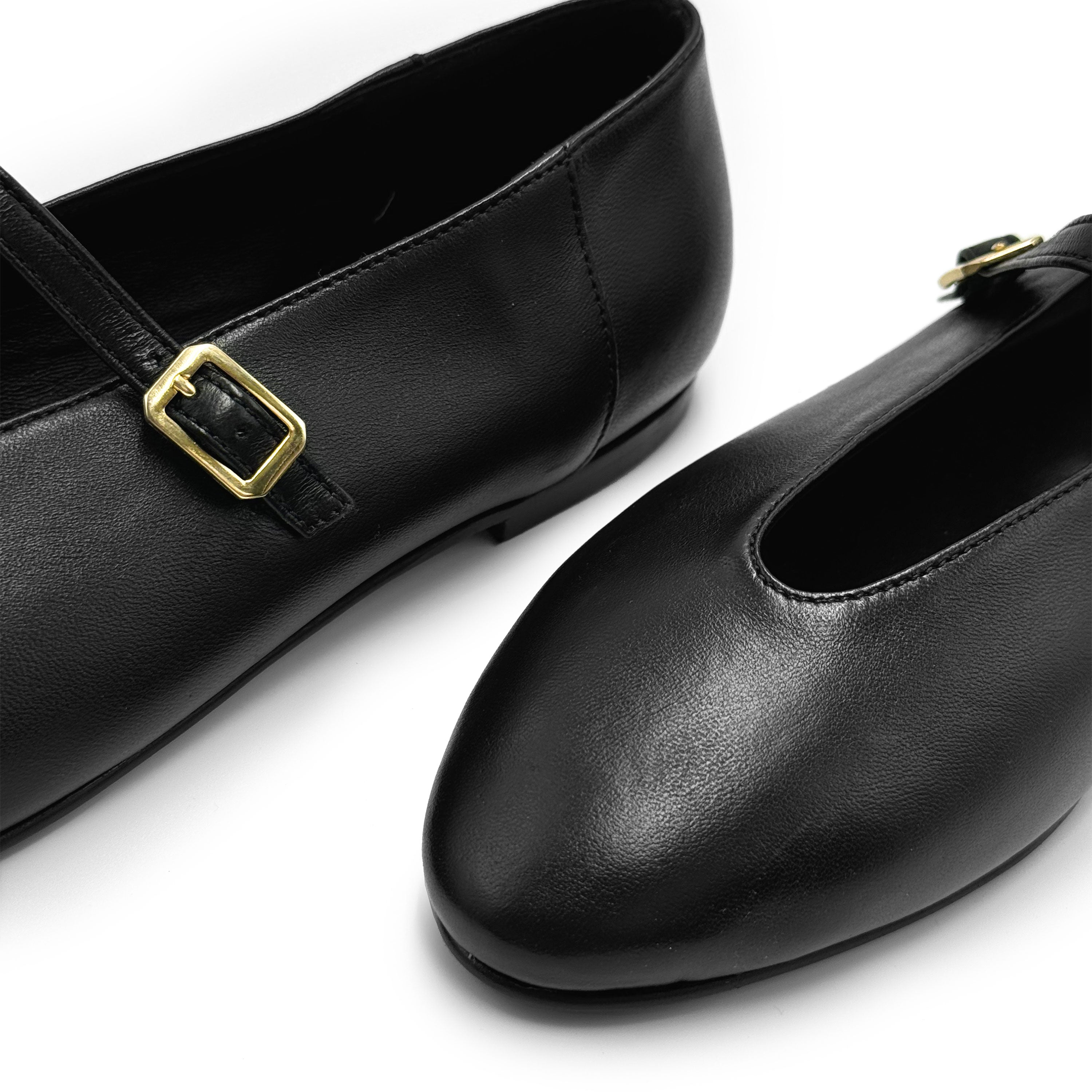 Schwarze Ballerinas aus Leder mit V-Ausschnitt und Riemchen