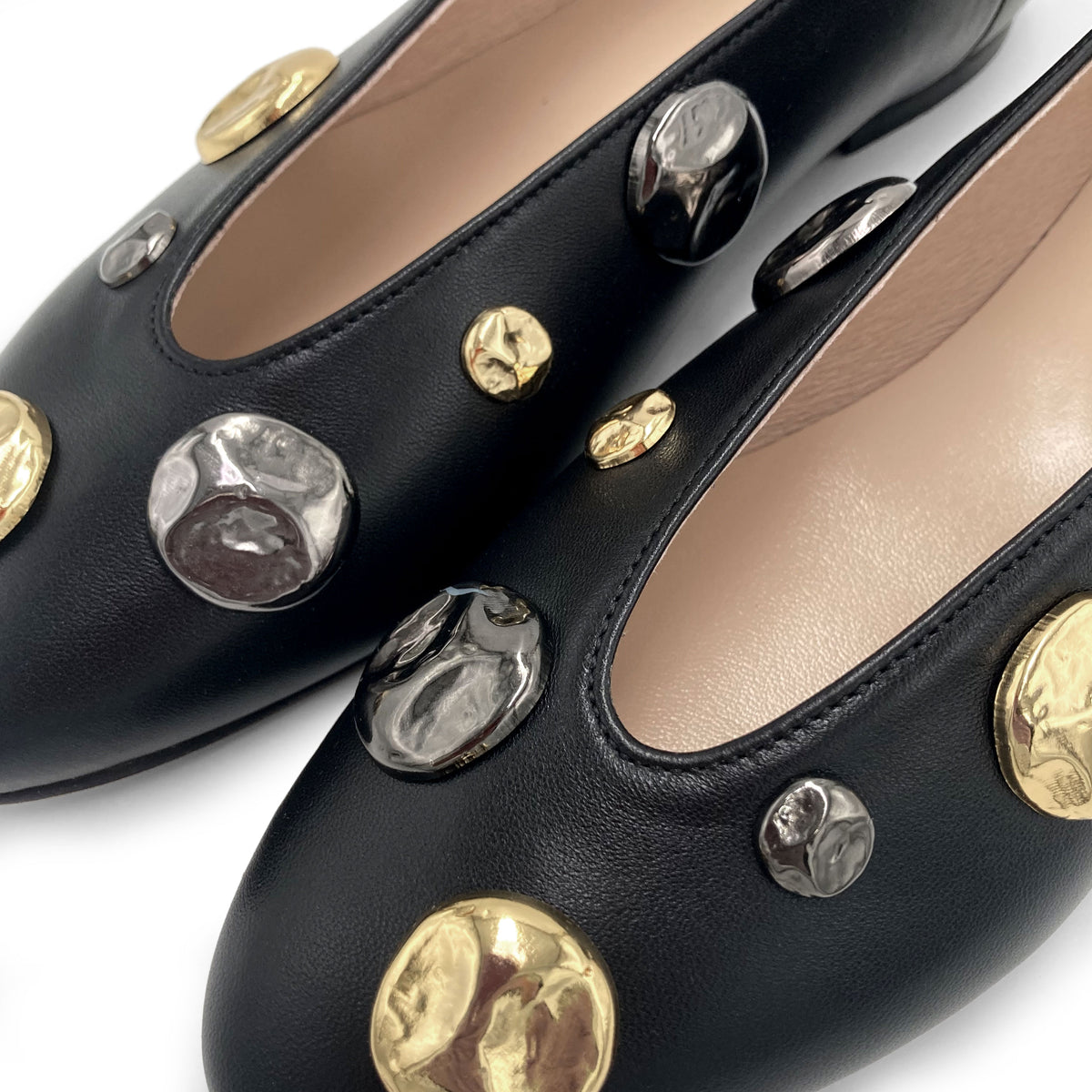 Ballerine nere accollate con borchie oro e ferro