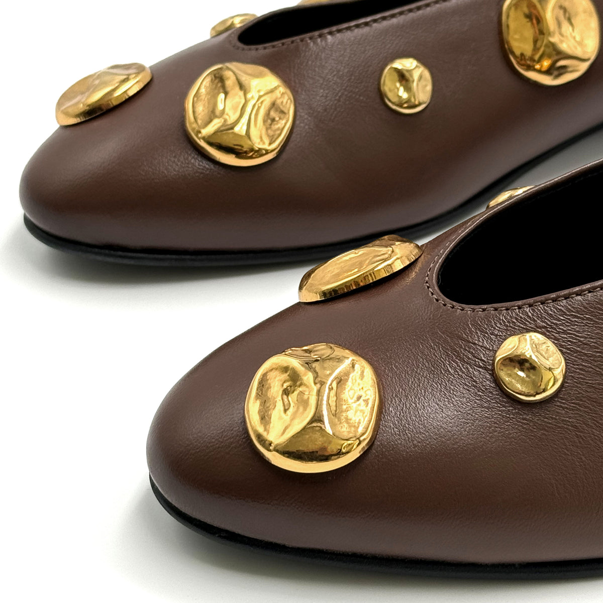 Ballerine marroni in pelle con scollo a V e borchie oro