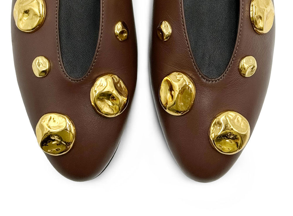 Ballerine marroni in pelle con scollo a V e borchie oro