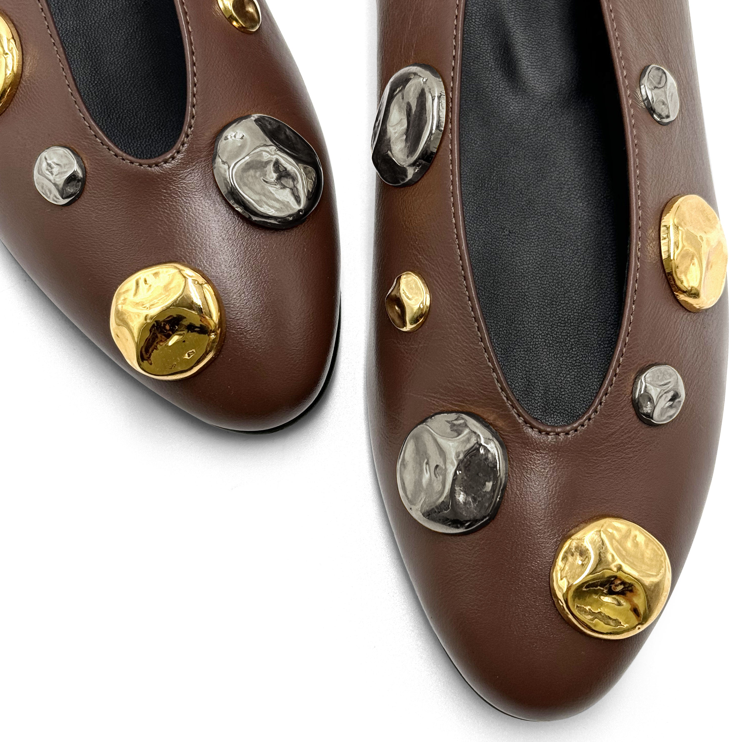 Ballerine marroni in pelle con scollo a V e borchie oro e ferro