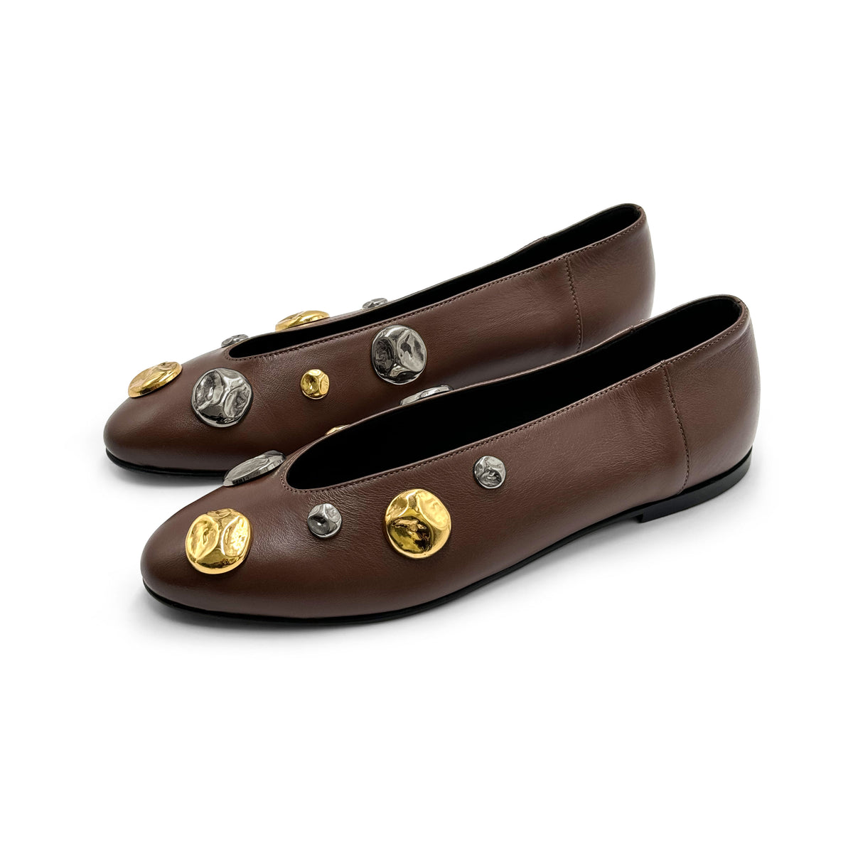 Ballerine marroni in pelle con scollo a V e borchie oro e ferro