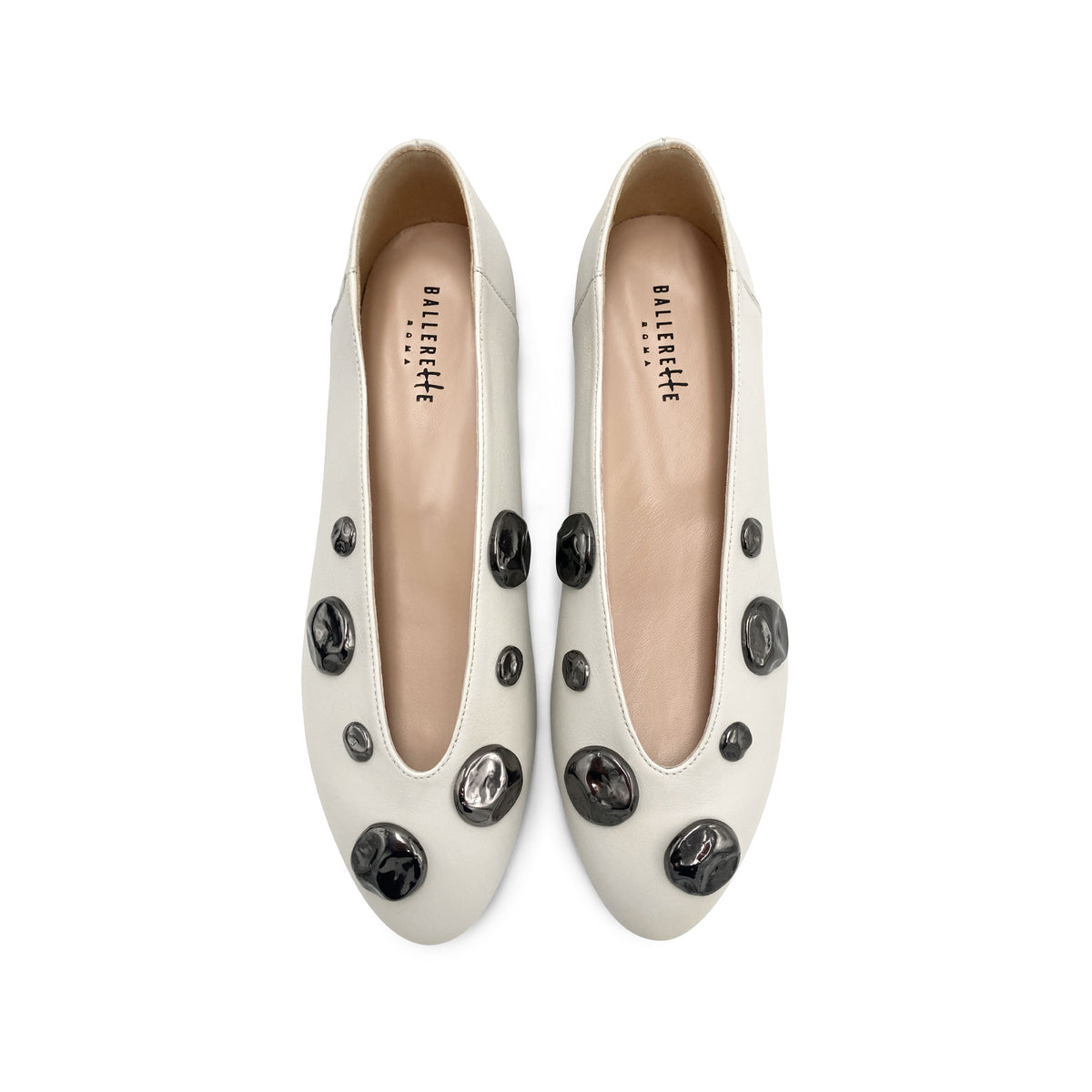 Ballerine bianche avorio in pelle con scollo a V e borchie ferro