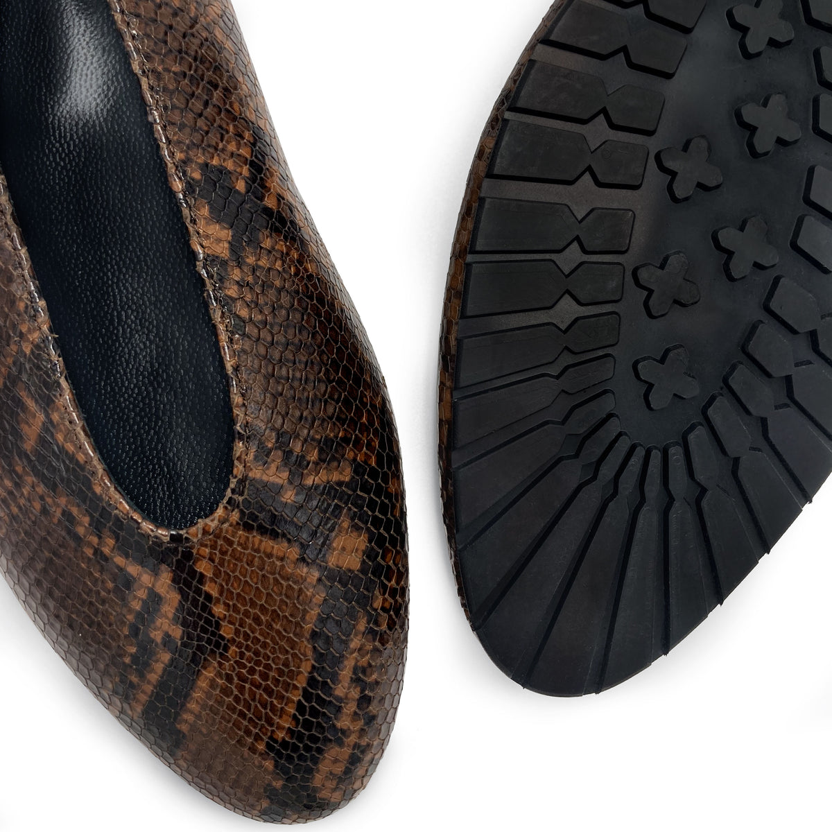 Braune Ballerinas aus Animalier-Print Leder mit hohem Ausschnitt