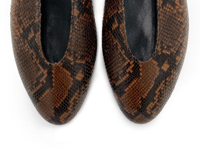 Braune Ballerinas aus Animalier-Print Leder mit hohem Ausschnitt