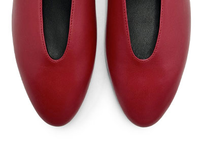 Ballerines en cuir rouge cerise avec col en V et bride