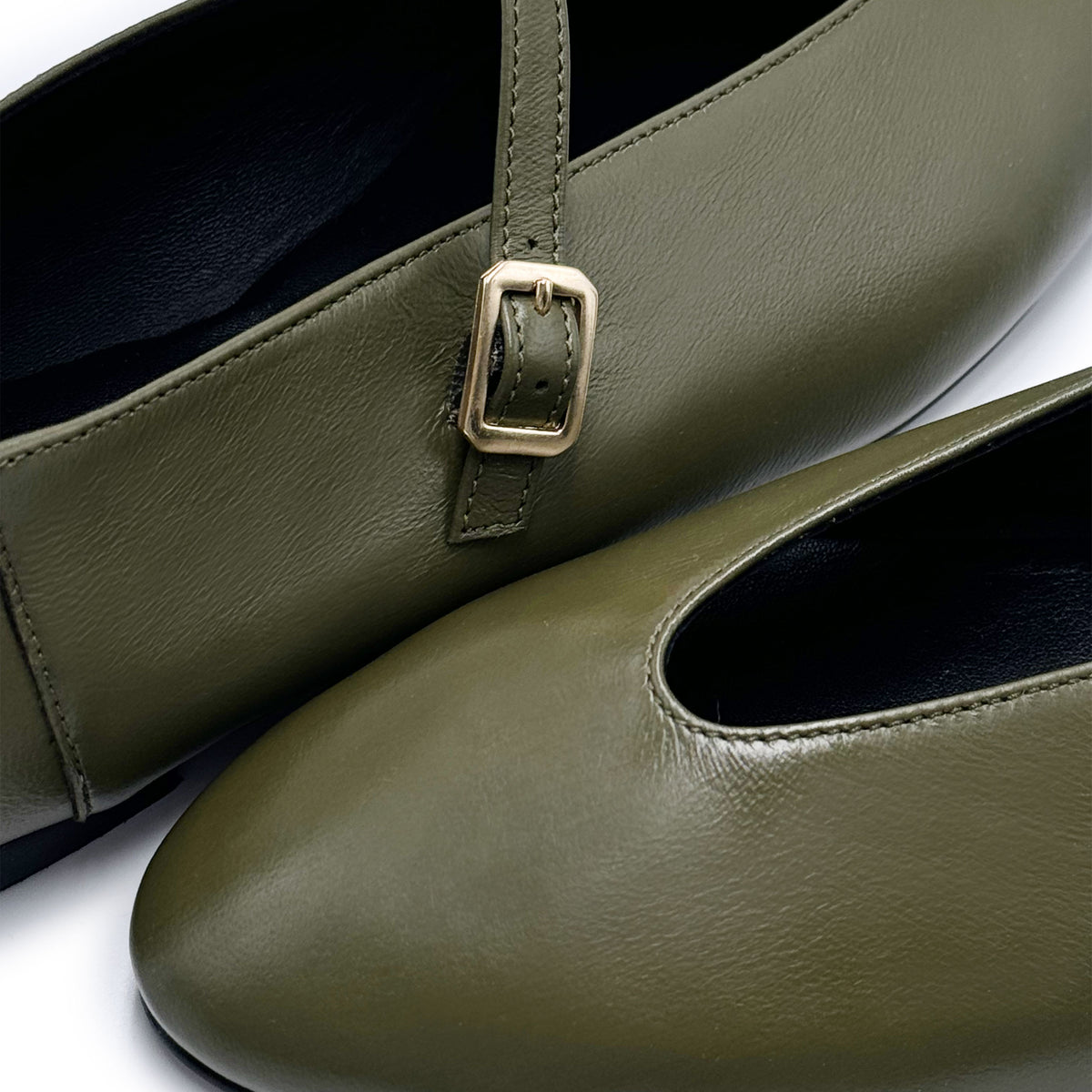 Olivgrüne Ballerinas aus Leder mit V-Ausschnitt und Riemchen