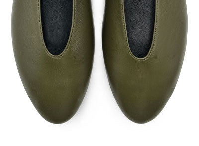 Ballerines en cuir vert olive avec col en V et bride