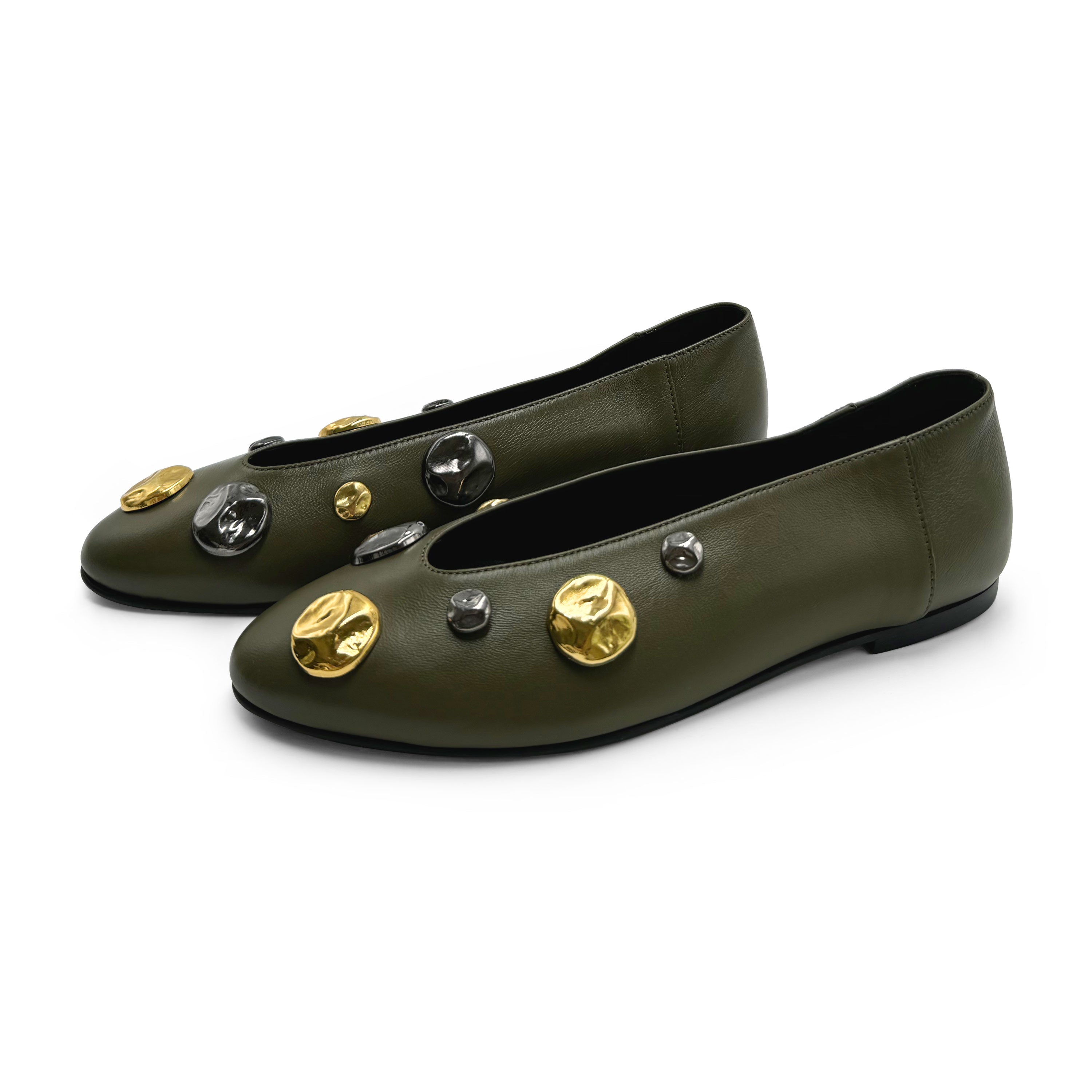 Ballerine verdi in pelle con scollo a V e borchie ferro e oro