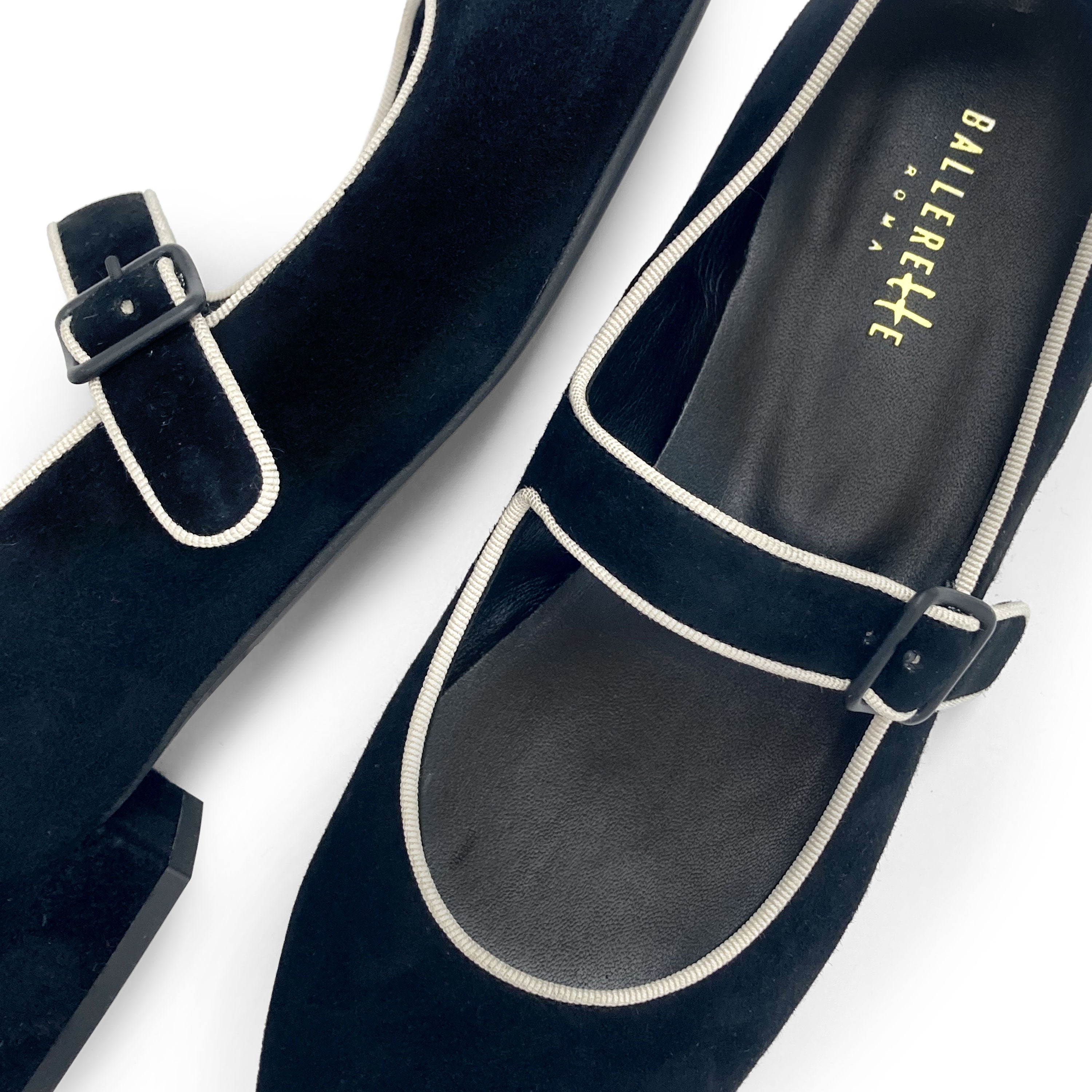 Ballerines Mary Jane en daim noir et détails crème avec bride