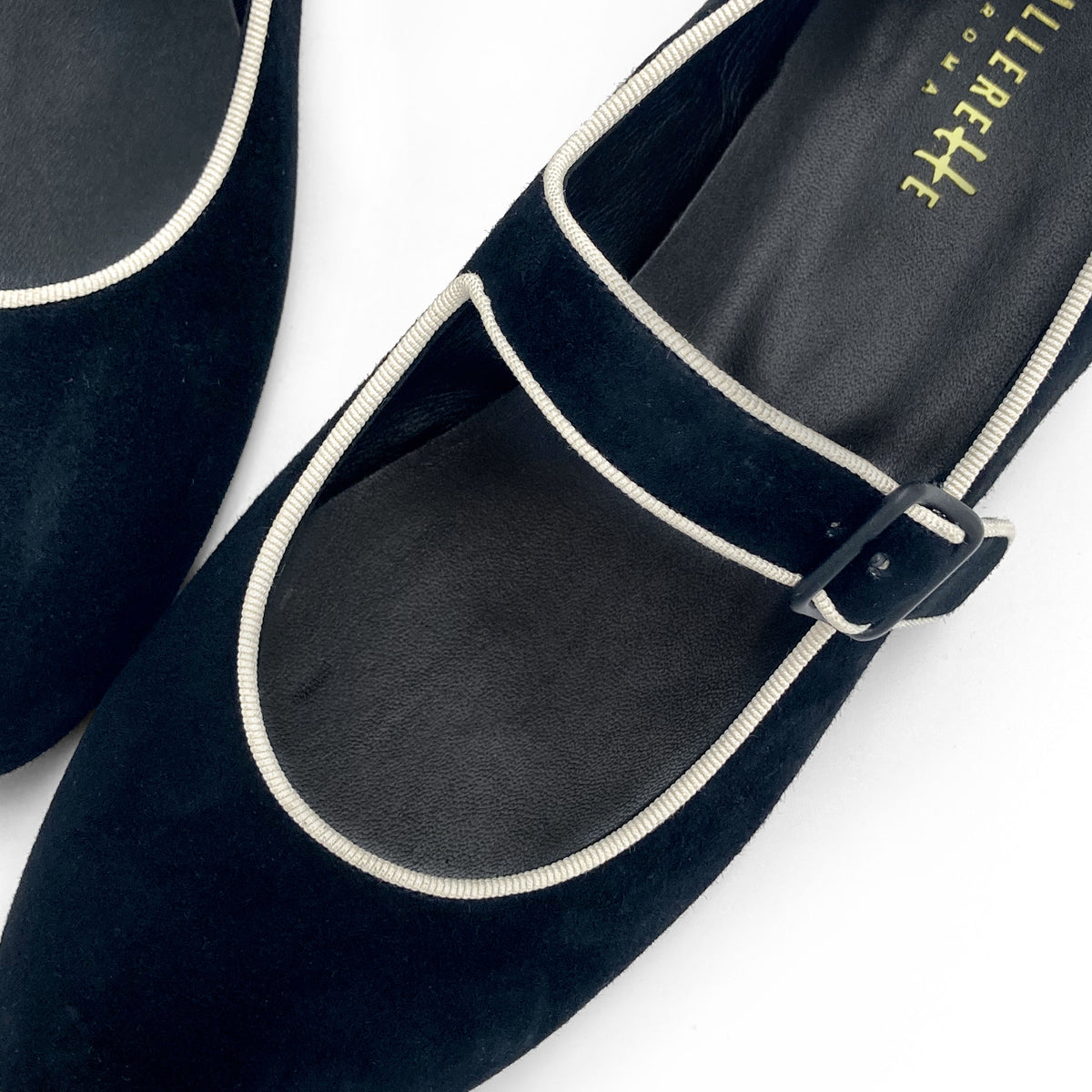 Ballerines Mary Jane en daim noir et détails crème avec bride