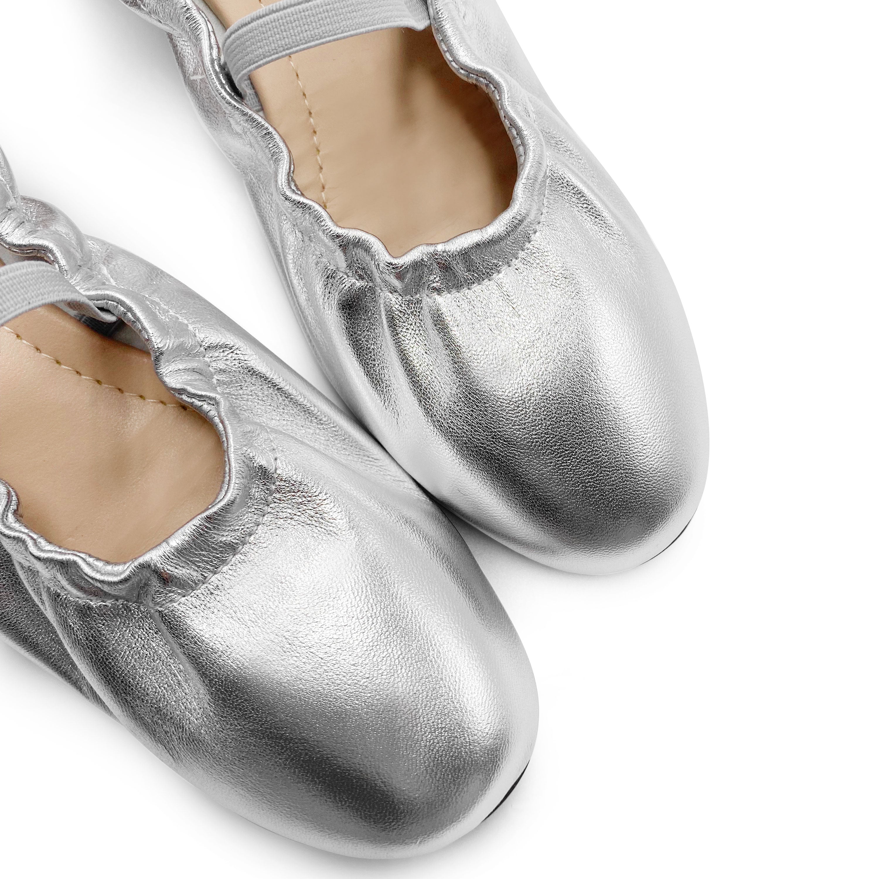 Silberne Ballerinas mit hohem Ausschnitt aus Leder mit elastischem Riemen