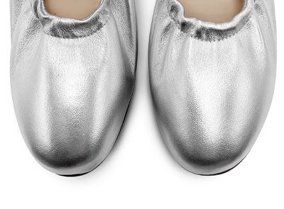 Silberne Ballerinas mit hohem Ausschnitt aus Leder mit elastischem Riemen