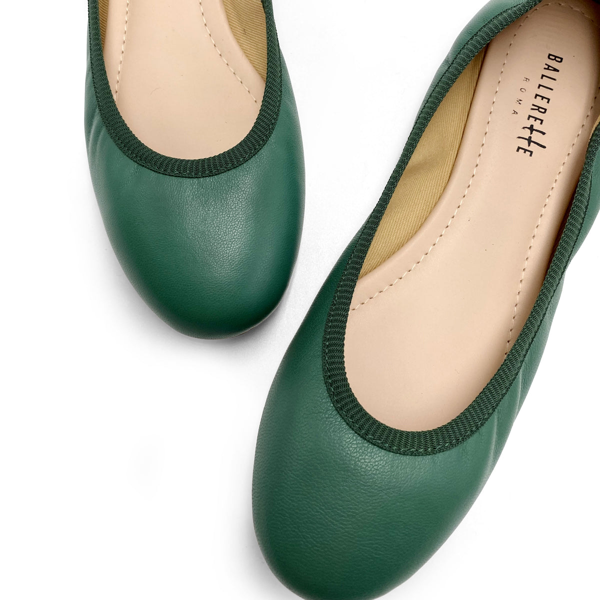 Ballerina with elastic in green leather