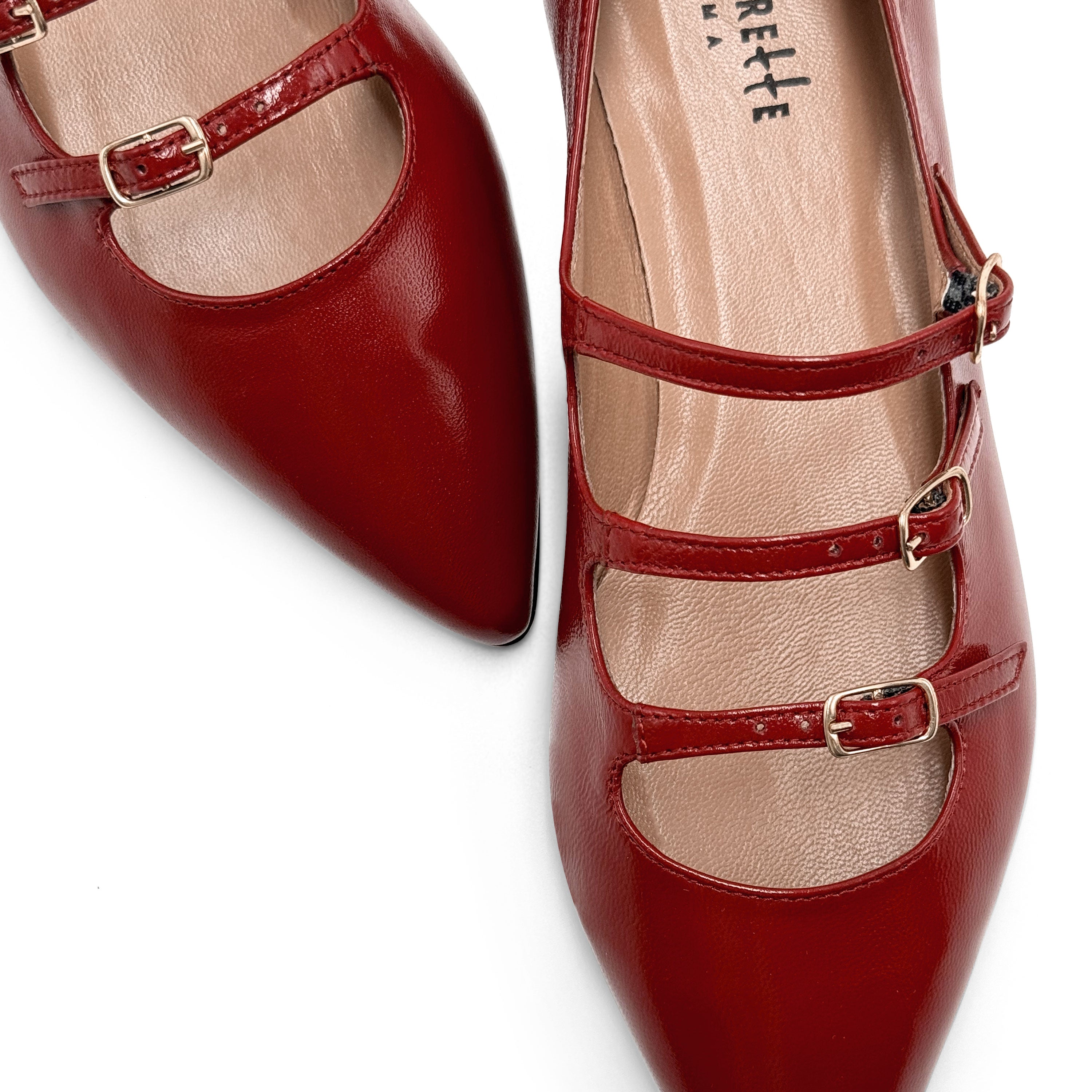 Ballerines pointues rouges brillantes à brides