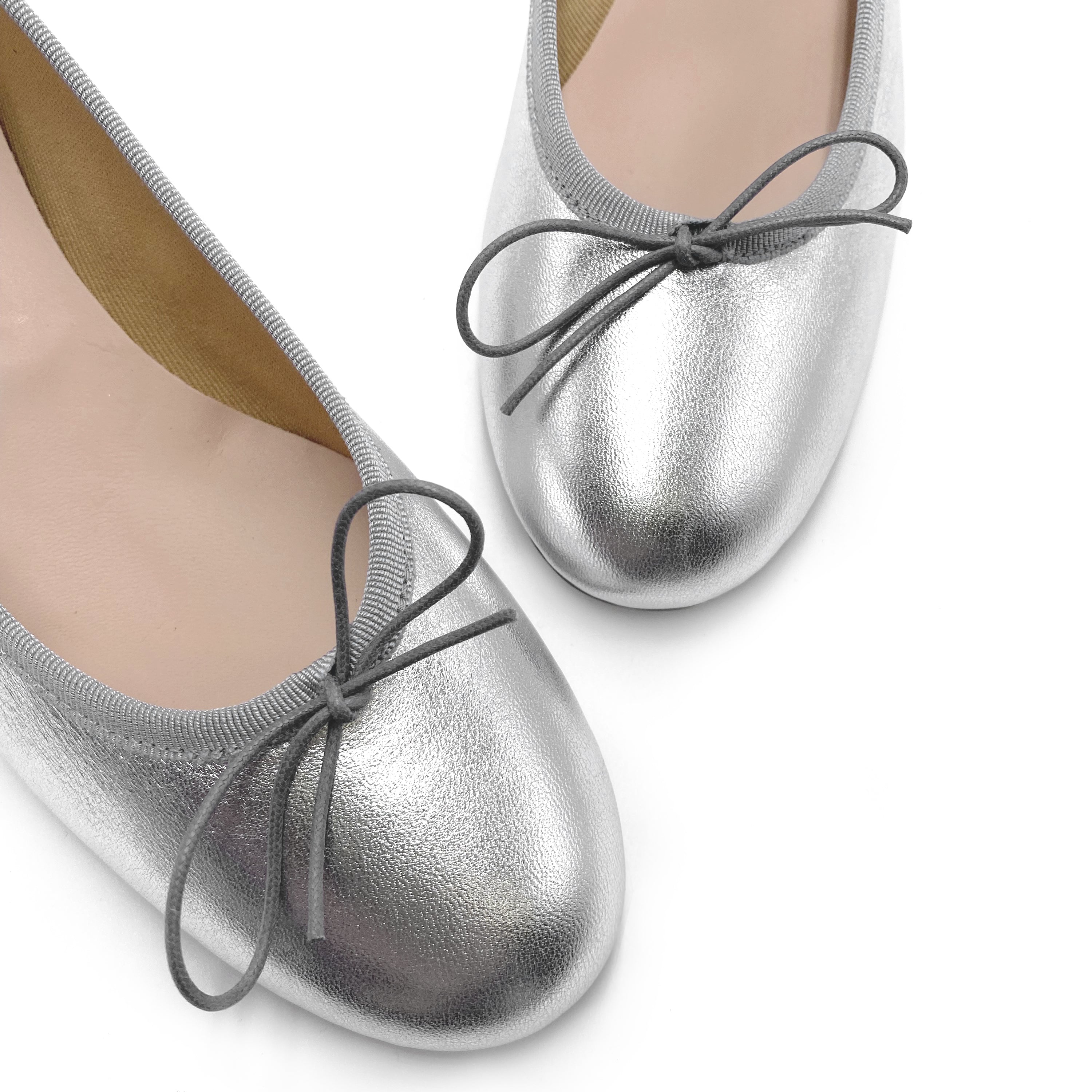 Bailarinas plateadas en piel laminada con tacón alto