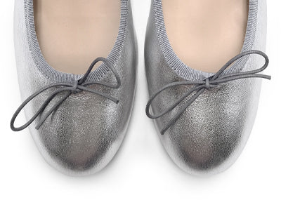 Bailarinas plateadas en piel laminada con tacón alto