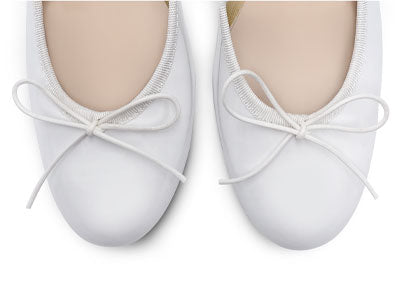 Weisse Ballerinas aus Lackleder mit hohem Absatz