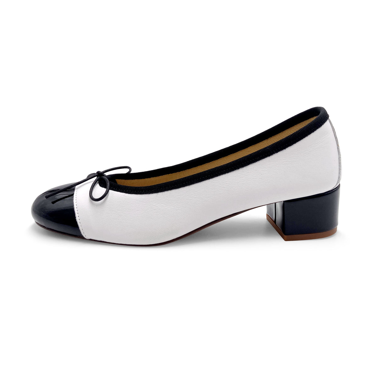 Ballerine bianche in pelle con tacco alto e punta in vernice