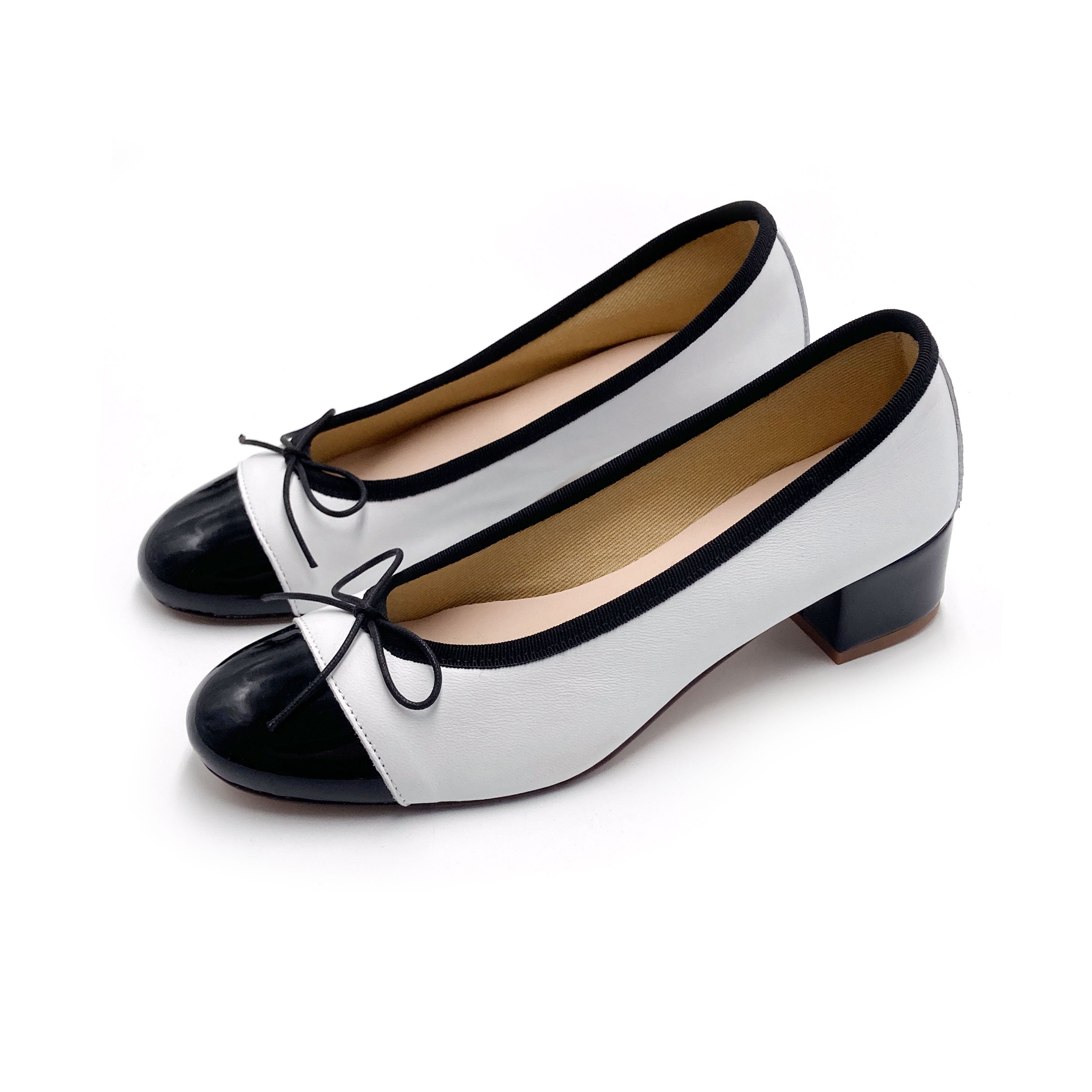 Ballerine bianche in pelle con tacco alto e punta in vernice