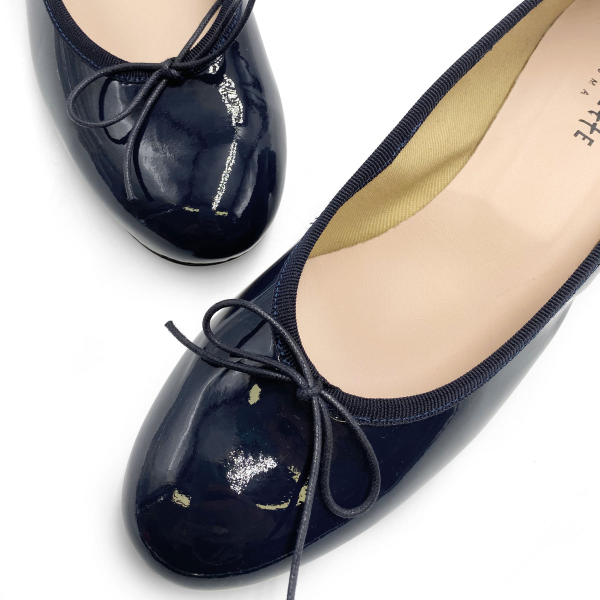 Ballerines bleues à talon haut en cuir verni
