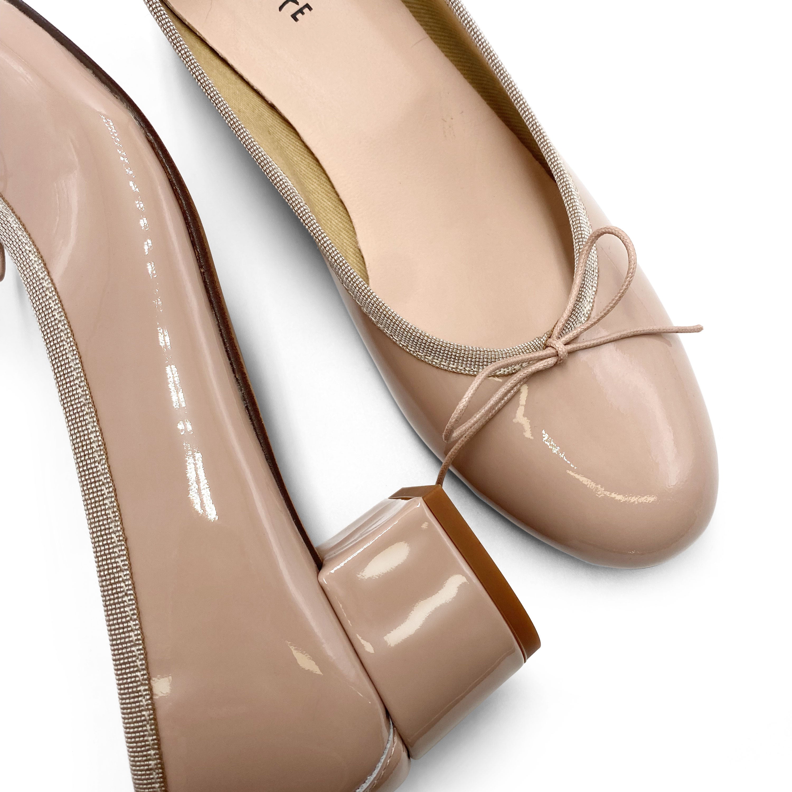 Puderrosafarbene Ballerinas aus Lackleder mit hohem Absatz