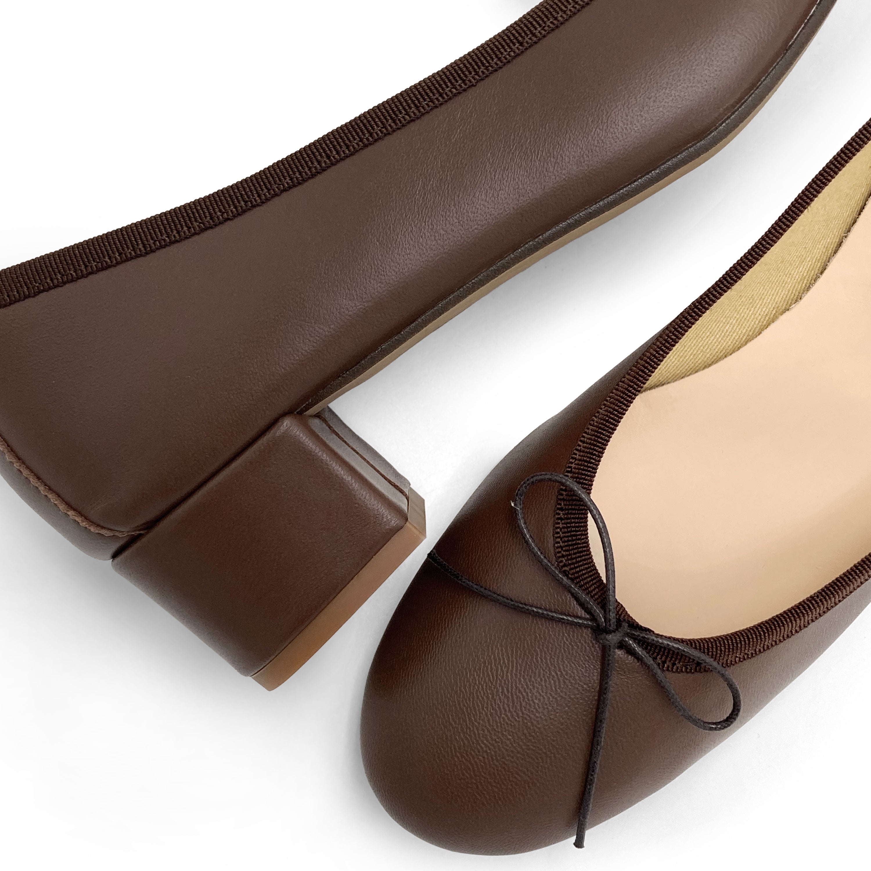 Dunkelbraune Lederballerinas mit hohem Absatz