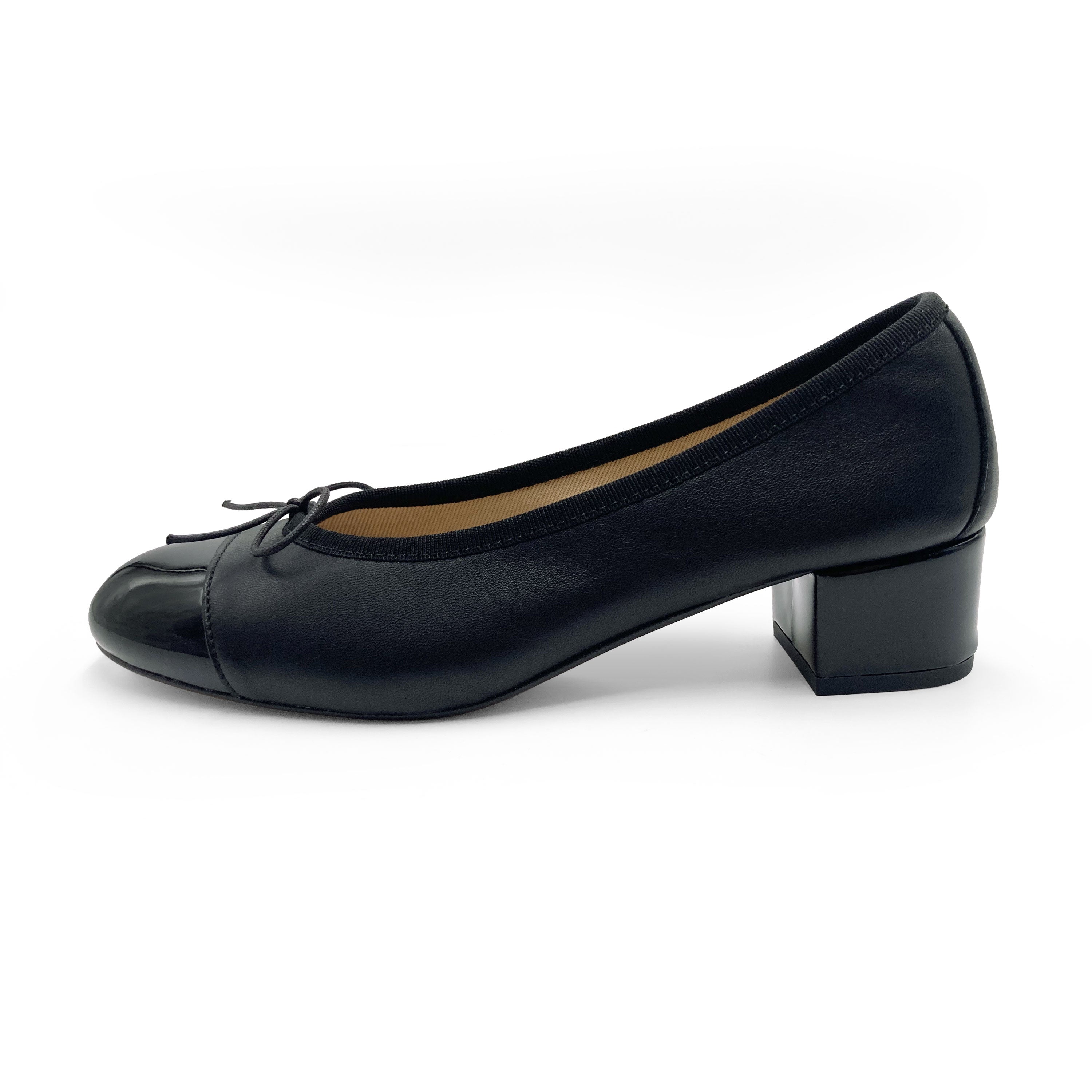 Ballerine nere in pelle con tacco alto e punta in vernice