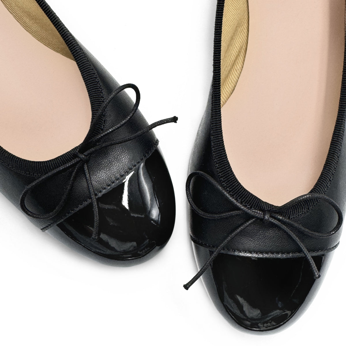 Ballerine nere in pelle con tacco alto e punta in vernice