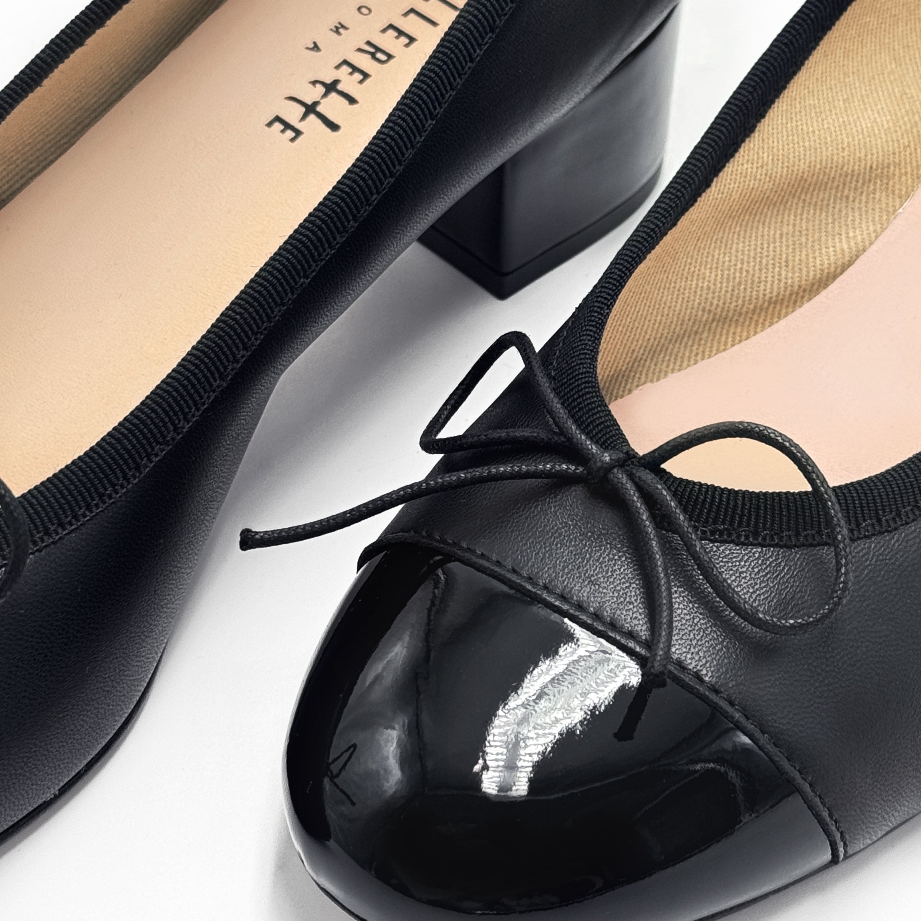 Ballerine nere in pelle con tacco alto e punta in vernice