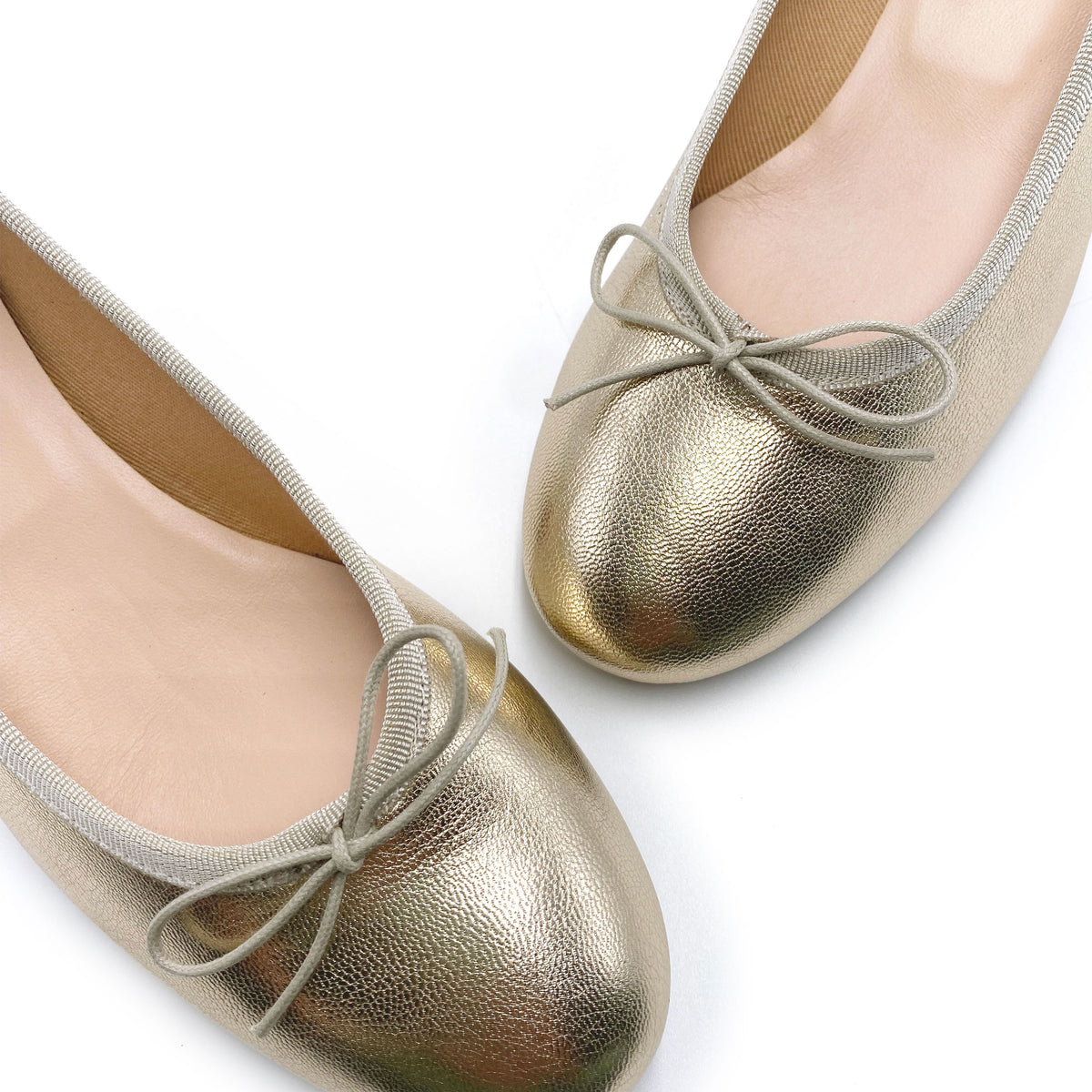 Ballerines en cuir laminé platine à talon haut 